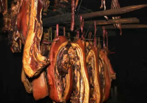 云陽熏臘肉濃濃白煙很香，很好，很濃