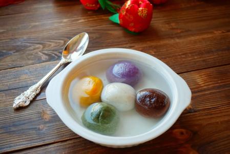 發福利啦每個人收到公司福利湯圓