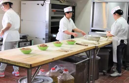 當學生走進學校食堂后廚會發生什么一幕